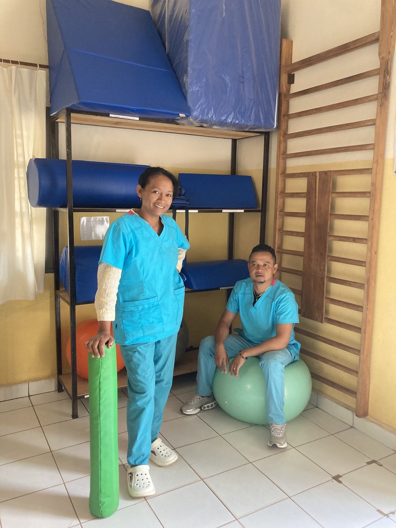 Équipe de kinésithérapie du CHUMEA
Deux kinésithérapeutes diplômés assurant la prise en charge des patients.